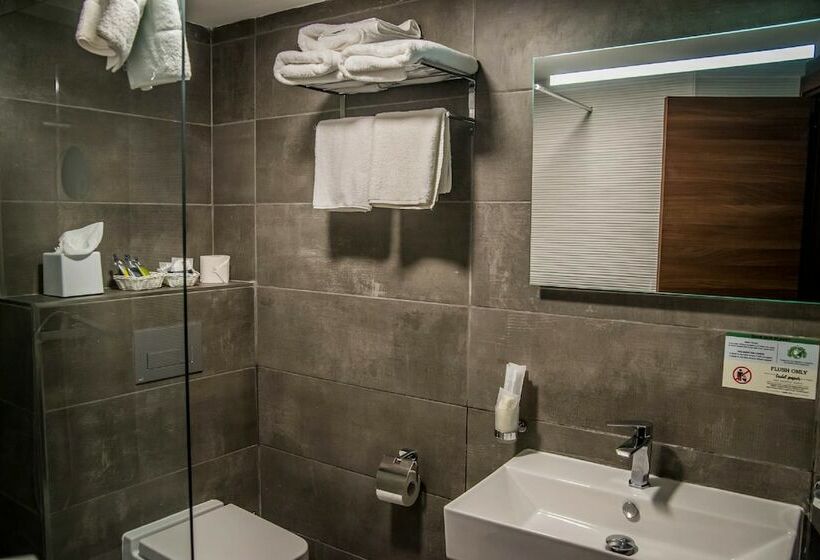 اتاق استاندارد با چشم‌انداز استخر, Pebbles Resort