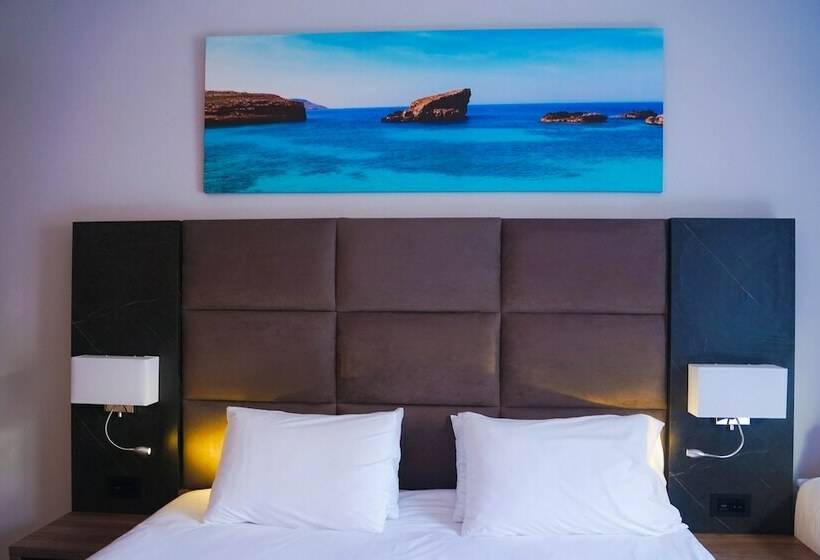 اتاق استاندارد سه تخته با چشم‌انداز استخر, Pebbles Resort
