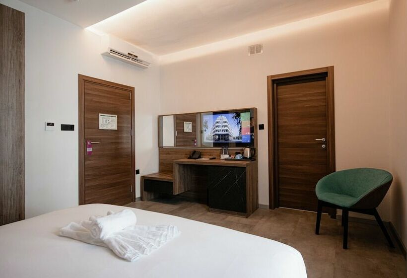 اتاق استاندارد سه تخته با چشم‌انداز استخر, Pebbles Resort