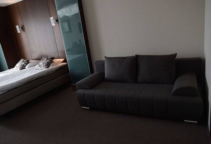 Полулюкс, Golden Tulip West Ende