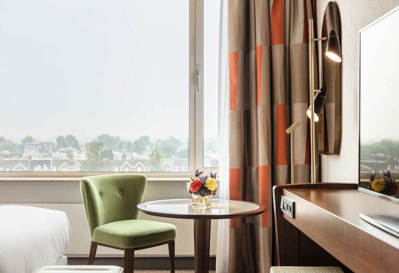 Номер Deluxe, Hilton Amsterdam
