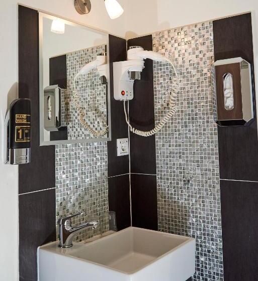 اتاق پایه با سرویس بهداشتی مشترک, The Townhouse