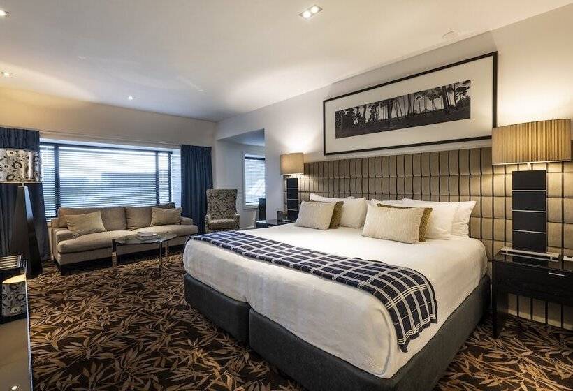 ジュニアスイート, The George