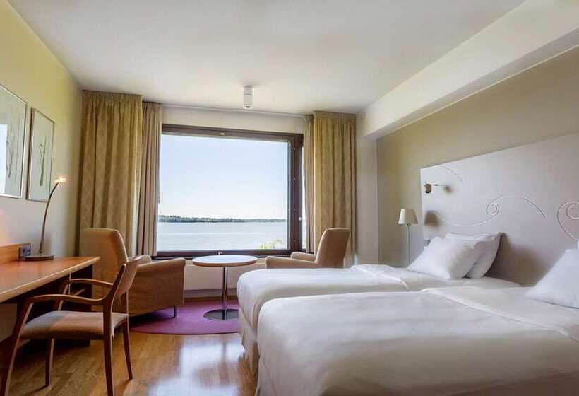Номер Deluxe, Hilton Helsinki Kalastajatorppa