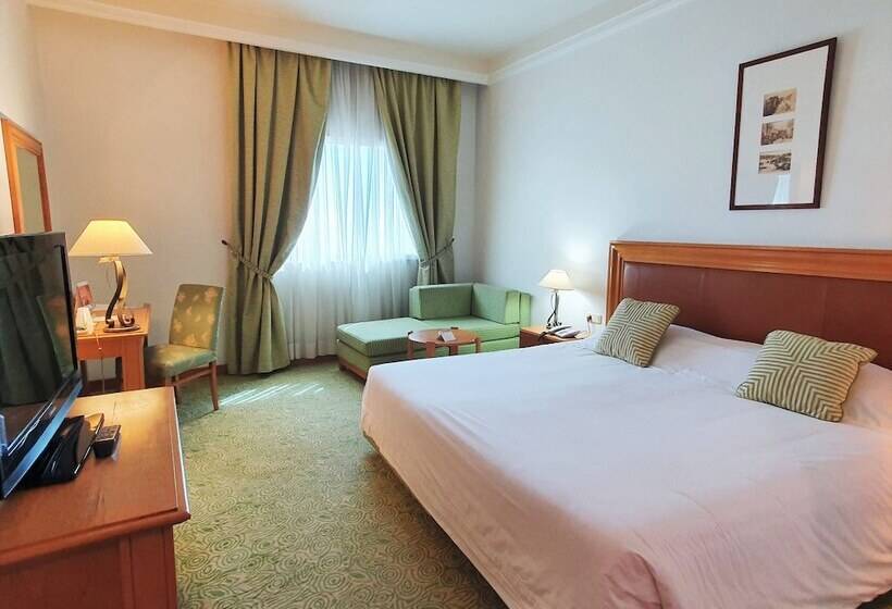 اتاق استاندارد سه نفره, Les Oliviers Palace