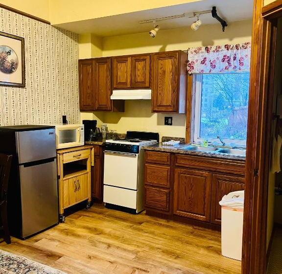 Студия Стандарт, Alaskan Hotel And Bar