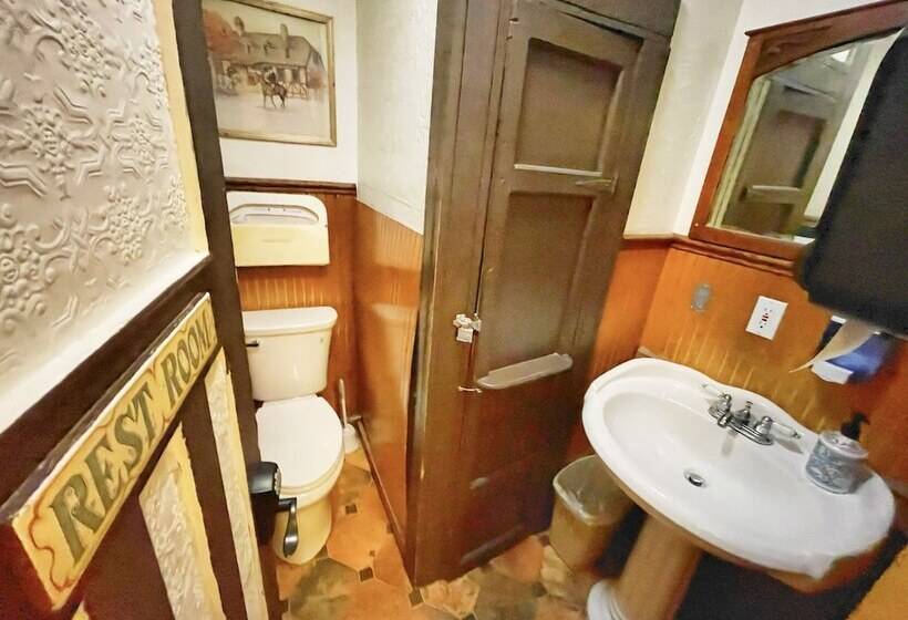 Номер Economy с общей ванной комнатой, Alaskan Hotel And Bar