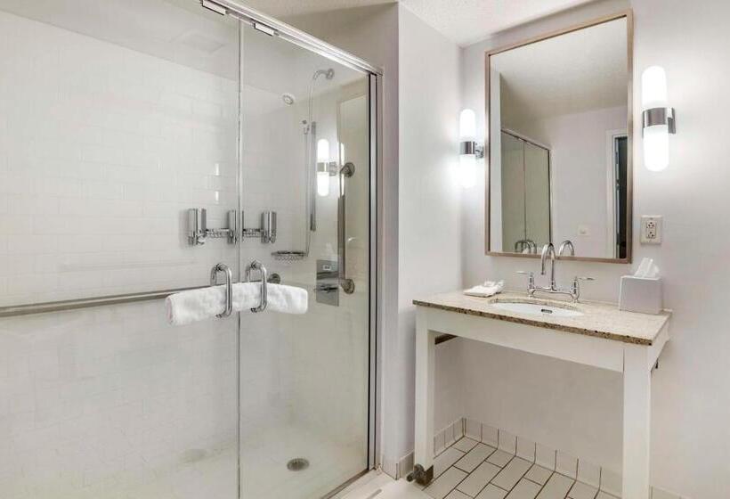 اتاق استاندارد با تخت بزرگ برای معلولان, Bangor Aviator Hotel Bw Premier Collection