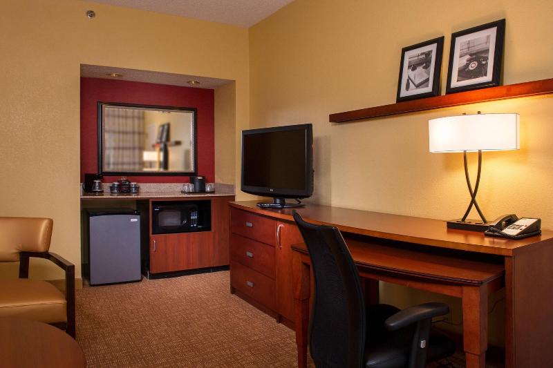 스탠다드 룸 킹사이즈 침대, Courtyard By Marriott Richmond West