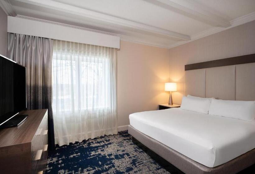 מיטת קינג בסוויטה, Crowne Plaza Albany  The Desmond