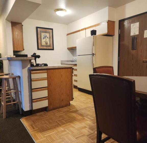 Люкс Deluxe Кровать Кинг, Days Inn By Wyndham Missoula Airport
