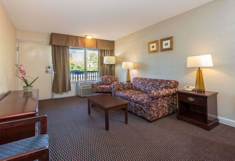 استودیوی لوکس, Days Inn & Suites By Wyndham Dayton North