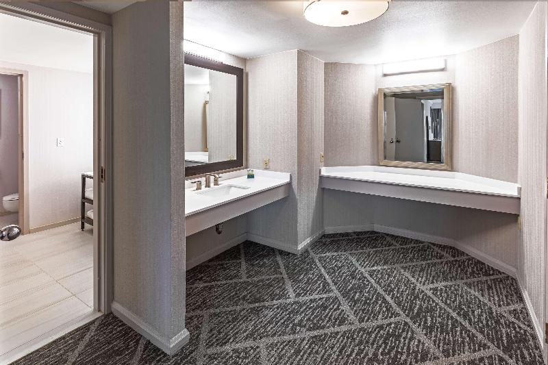 سوئیت با تخت بزرگ, Doubletree By Hilton Tulsa   Warren Place