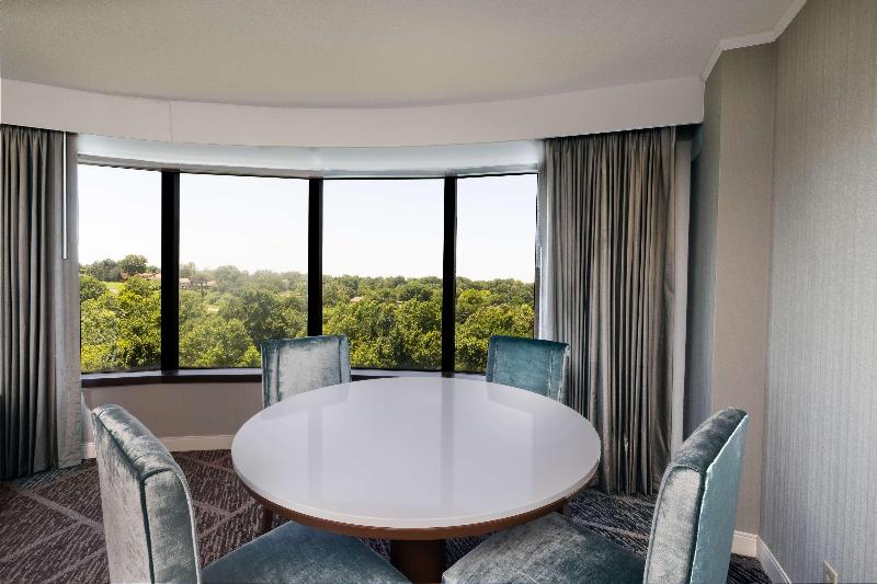 سوئیت با تخت بزرگ, Doubletree By Hilton Tulsa   Warren Place