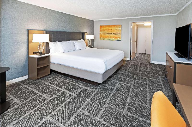 سوئیت با تخت بزرگ, Doubletree By Hilton Tulsa   Warren Place