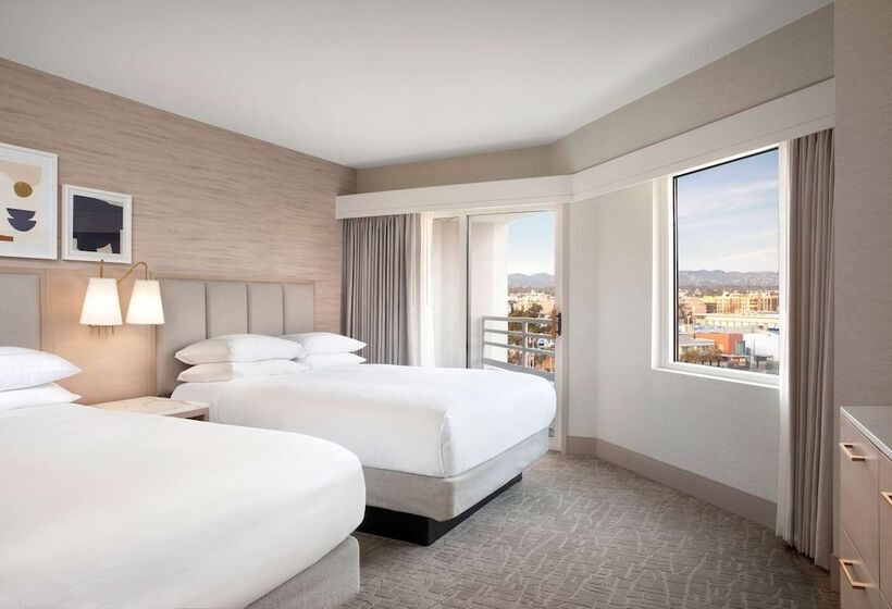带2个双人床的标准工作室, Hilton Santa Monica Hotel & Suites