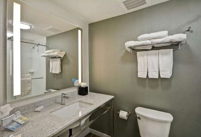 Номер Стандартный Кровать Куин, The Singer Oceanfront Resort, Curio Collection By Hilton