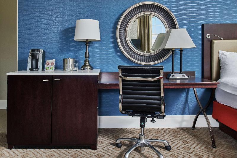 Полулюкс Кровать Кинг, Alex Johnson Rapid City Curio Collection By Hilton
