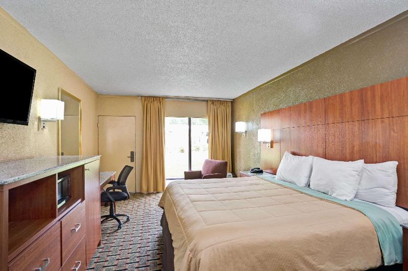 带大床的标准间, Days Inn By Wyndham Durham/near Duke University