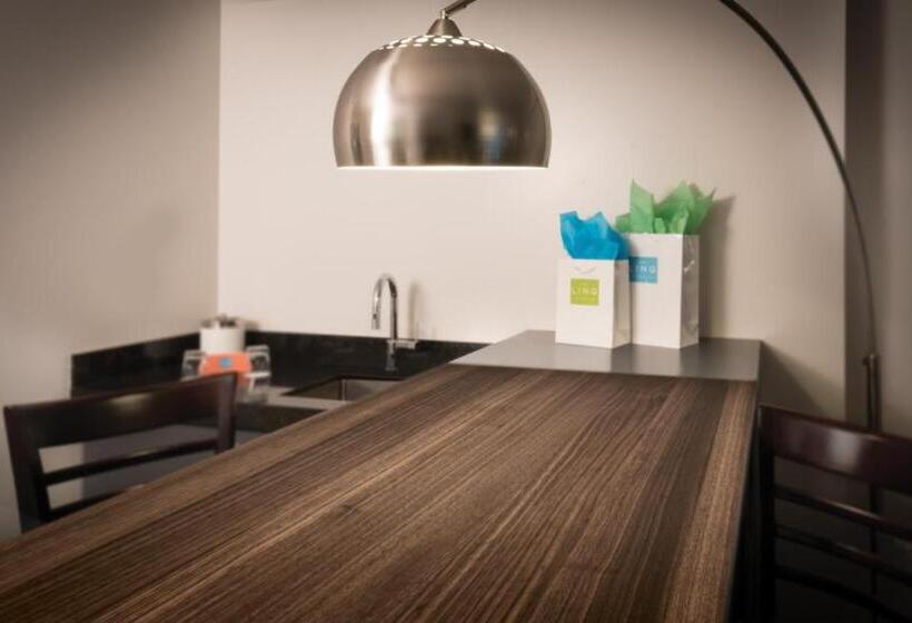 سوئیت جونیور با تخت بزرگ, The Linq Hotel + Experience