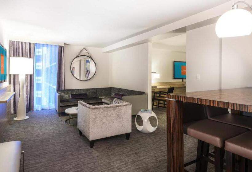 带大床的小型套房, The Linq Hotel + Experience