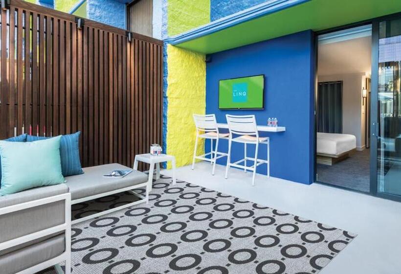 کلبه دلوکس, The Linq Hotel + Experience