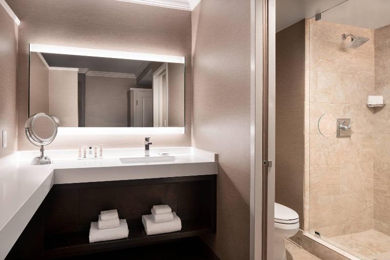 Стандартный Номер Кровать Кинг, Monterey Marriott