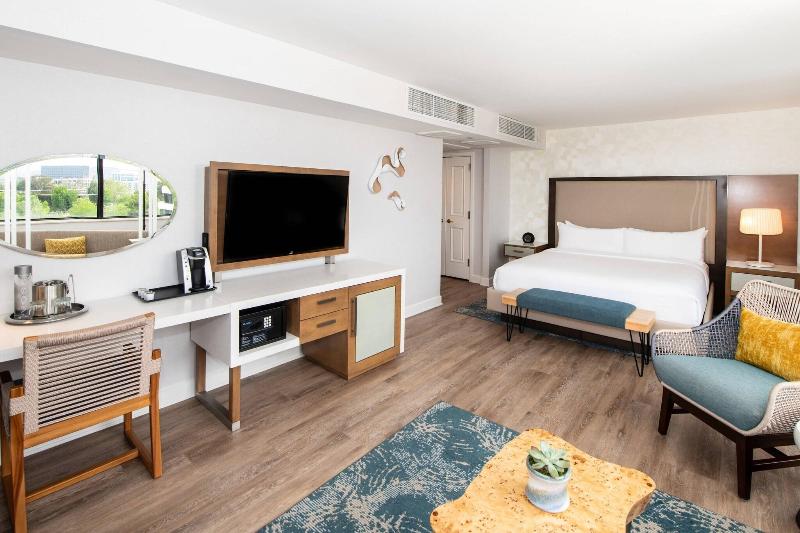 주니어 스위트 킹사이즈 침대, Renaissance Newport Beach