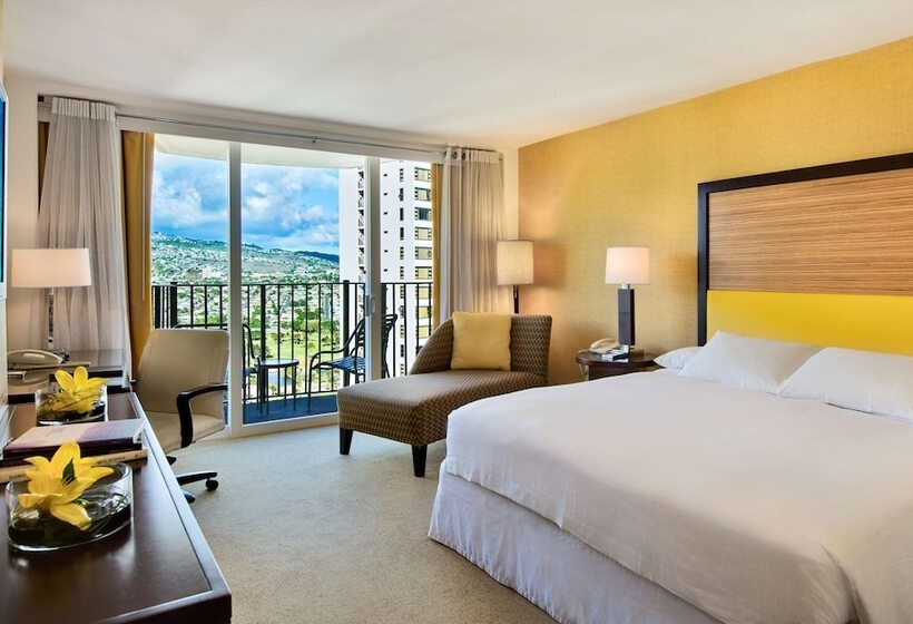 Deluxe Room Mountain View, Hilton Waikiki Beach Resort & Spa