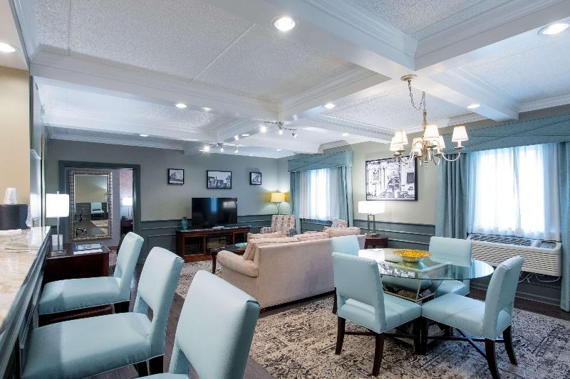 带大床的套房, Best Western Plus Franklin Square Inn