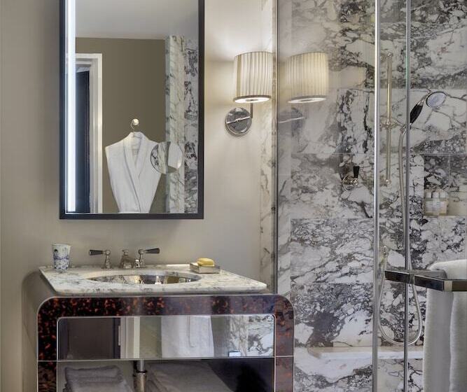 수피리어 스위트, The Carlyle, A Rosewood
