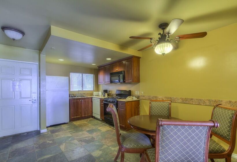 Люкс Deluxe 2 Спальни, Oceanside Marina Suites  A Waterfront