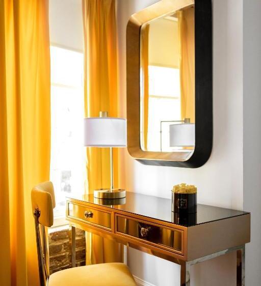 Standard Szoba King Size Bed, The Vendue, Downtown Art