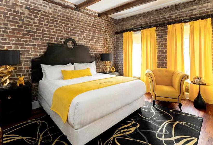 Standard Szoba King Size Bed, The Vendue, Downtown Art