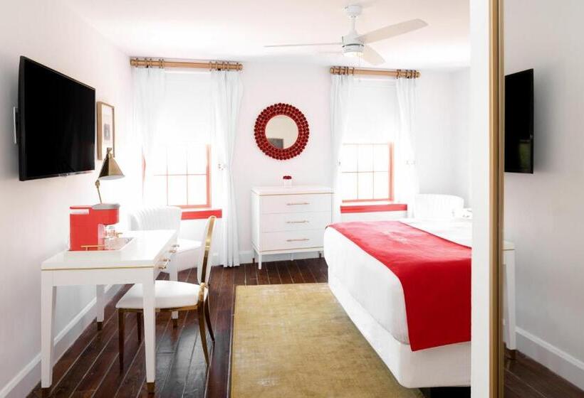 Standard Szoba King Size Bed, The Vendue, Downtown Art