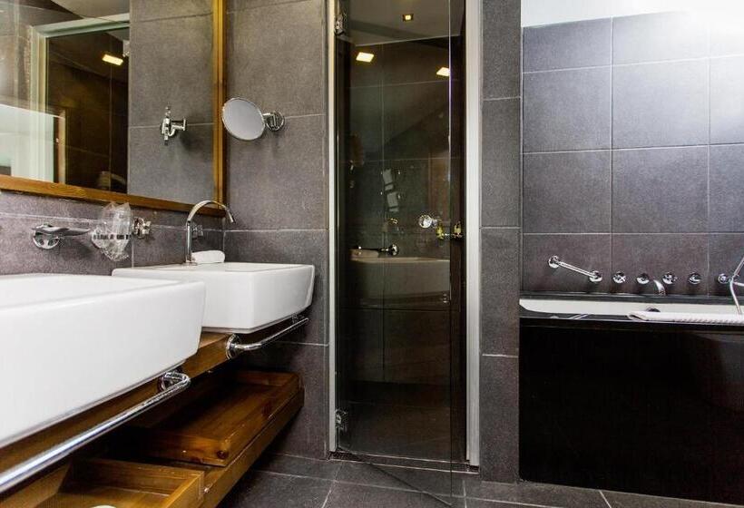 سوییت خانوادگی, Avala Resort & Villas