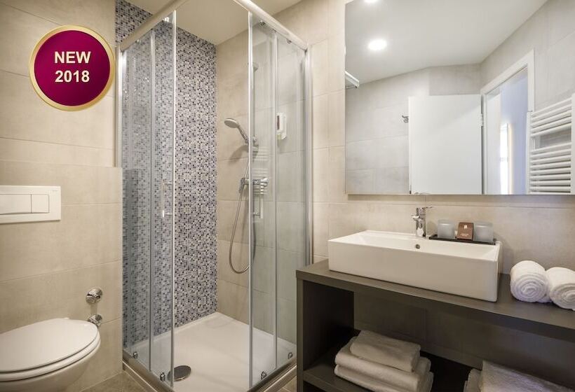 اتاق سوپریور با چشم‌انداز جانبی دریا, Remisens Hotel Albatros All Inclusive