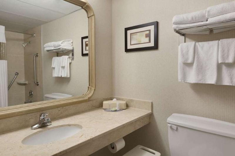 اتاق استاندارد با تخت بزرگ, Travelodge Hotel By Wyndham Vancouver Airport
