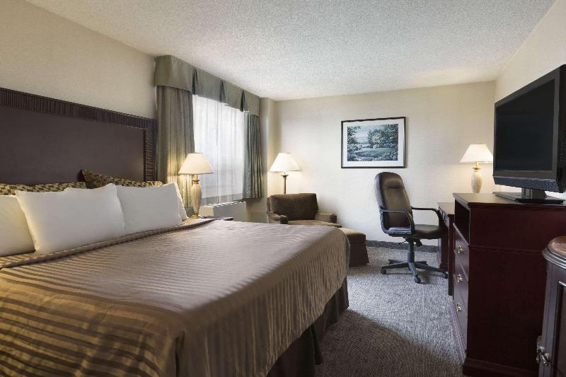 اتاق استاندارد با تخت بزرگ, Travelodge Hotel By Wyndham Vancouver Airport