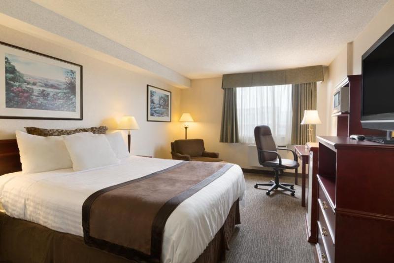 اتاق استاندارد با تخت بزرگ, Travelodge Hotel By Wyndham Vancouver Airport