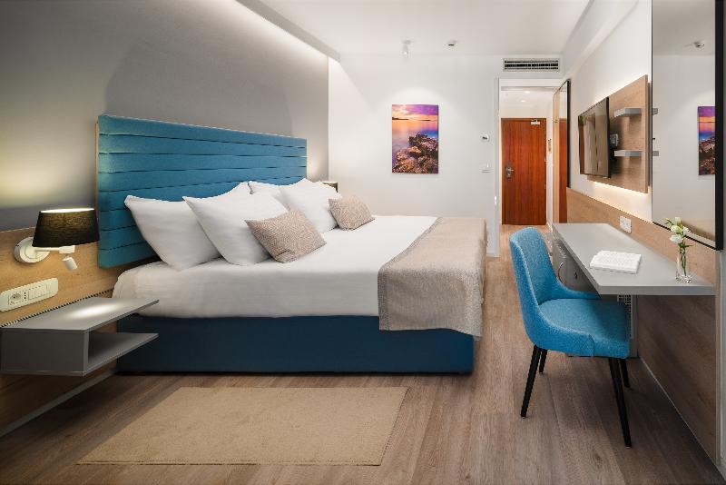 Standard Room with Balcony Side Sea View, Valamar Meteor