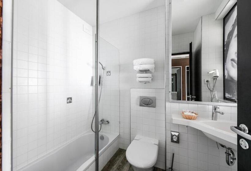 اتاق استاندارد با چشم‌انداز دریاچه, Amberton Hotel Klaipeda