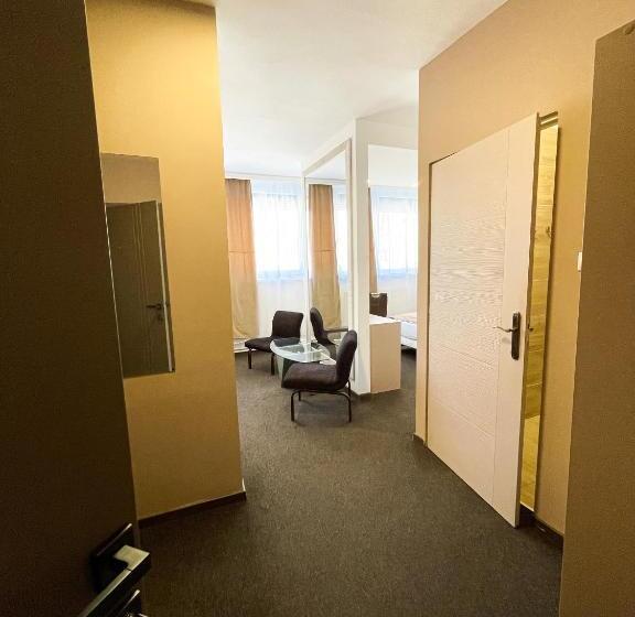 Люкс, öreg Tó Hotel és Rendezvénytér