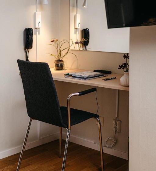 Economy Triple Room, L Bjorken