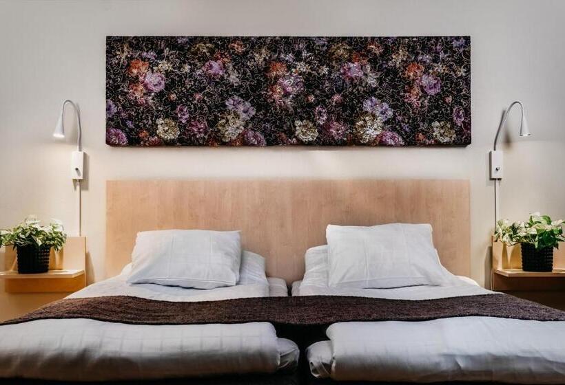 Economy Triple Room, L Bjorken