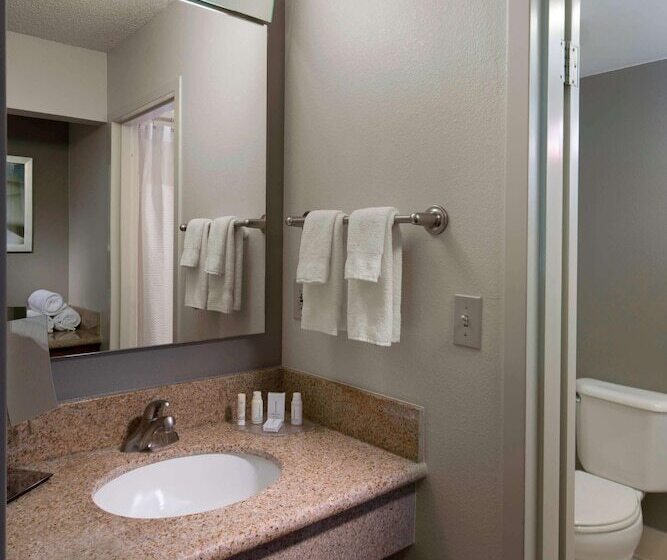 חדר סופריור נוף לבריכה, Sonesta Select Boca Raton Town Center