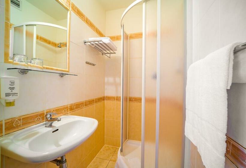 Quarto Economy, Uno Prague