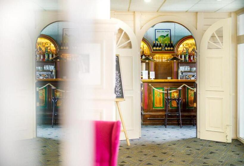 Quarto Familiar, Uno Prague