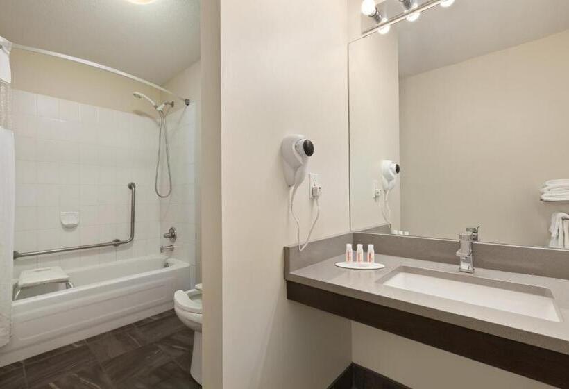 اتاق استاندارد با تخت بزرگ برای معلولان, Days Inn By Wyndham Kelowna