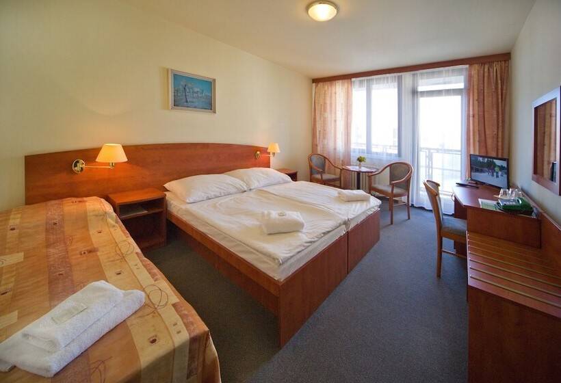 Standard Triple Room, Krystal